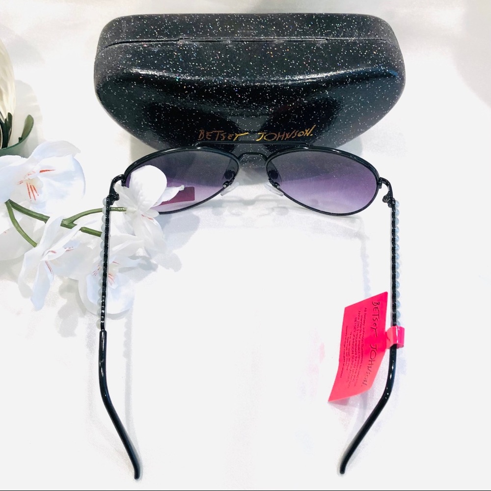 ‼️SOLD‼️Betsey Johnson Black Aviator Sunglasses - Picture 4 of 10